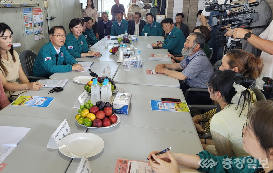▲   이정식 고용노동부 장관(왼쪽 두 번째)과 송미령 농림축산식품부 장관(〃 세 번째)이 6일 충주시 봉방동 상추농장에서 캄보디아 출신 외국인 근로자들에게 온열질환 예방을 당부하고 있다.