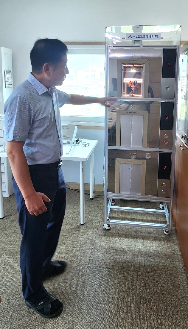 ▲ 윤희택 ㈜삼진엘리베이터 대표이사가 세계 최초로 개발, 특허출원한 '엘리베이터 승강로 침수 감시장치' 작동원리를 설명하고 있다.