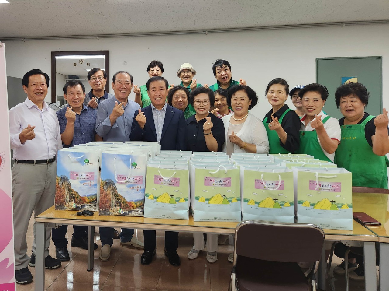 ▲ 단양군새마을부녀회가 결식아동에게 전해 줄 도시락 배달에 앞서 김문근 군수와 오창수 새마을회장 등과 사진촬영을 하고 있다. 사진=단양군제공