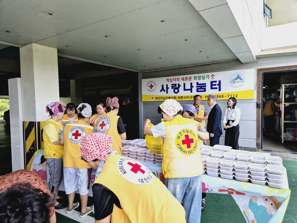 ▲ 지난 9일 천범산 세종시교육청 부교육감을 비롯한 교육청 관계자가 농어민문화센터에서 열린 ‘행복 밥상 전달식’에 참여하고 있다.