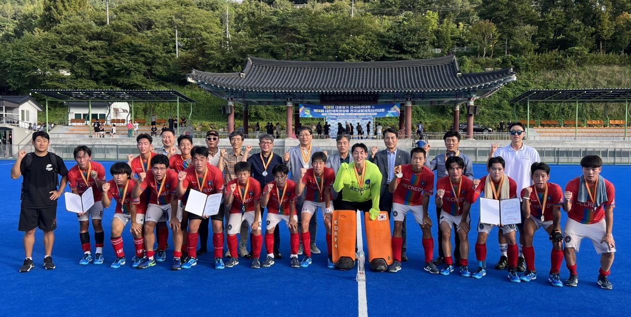 ▲ 제천고가 제38회 대통령기 하키대회에서 준우승을 차지하고 선수, 동문, 학교 관계자들이 기념촬영을 하고 있다. 사진=제천교육청제공