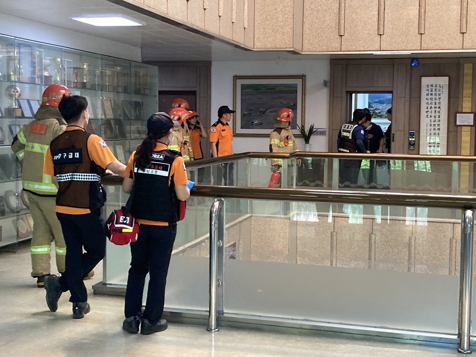 ▲ 경찰과 소방대원이 29일 태안군청 내 군수실에  출동했다.