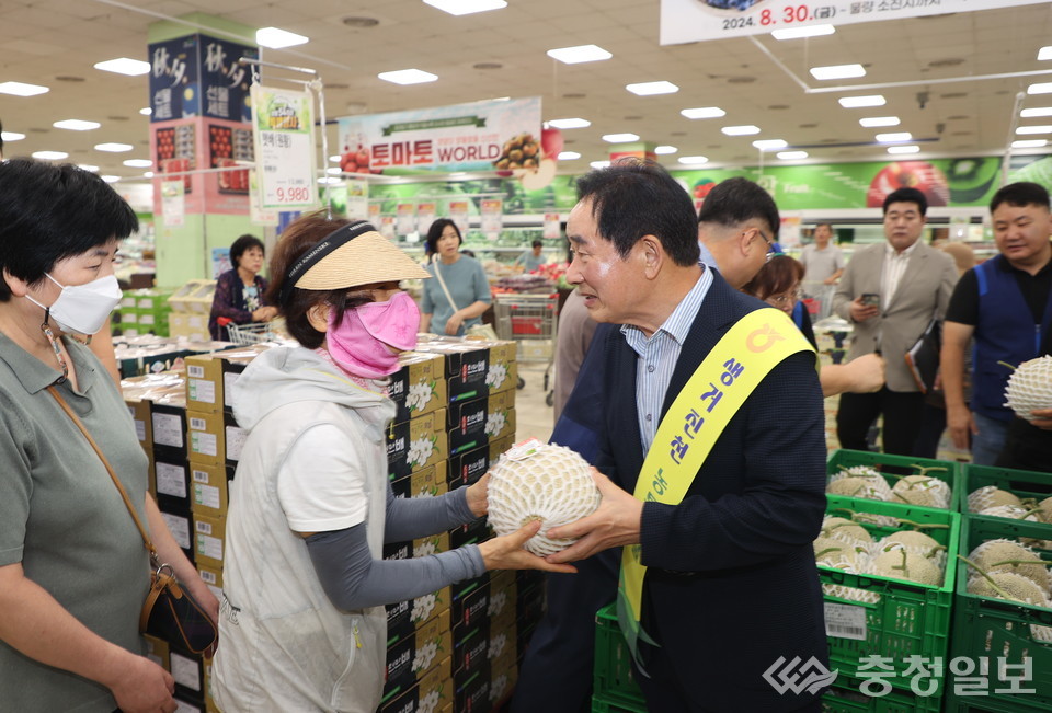 ▲ 송기섭 진천군수가 지난 달 30일 농협유통 청주지점에서 ‘쌀 소비 촉진 캠페인 및 진천군 농산물’ 판촉행사를 진행하고 있다.