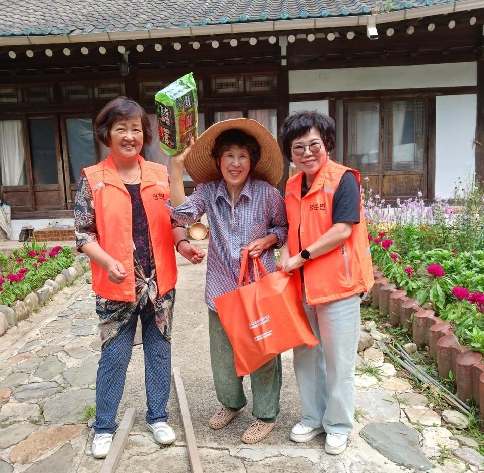 ▲ 단양군 영춘면 지역사보협위원이 홀몸 노인세대를 방문해 추석 선물꾸러미를 전달하고 있다. 사진=단양군제공