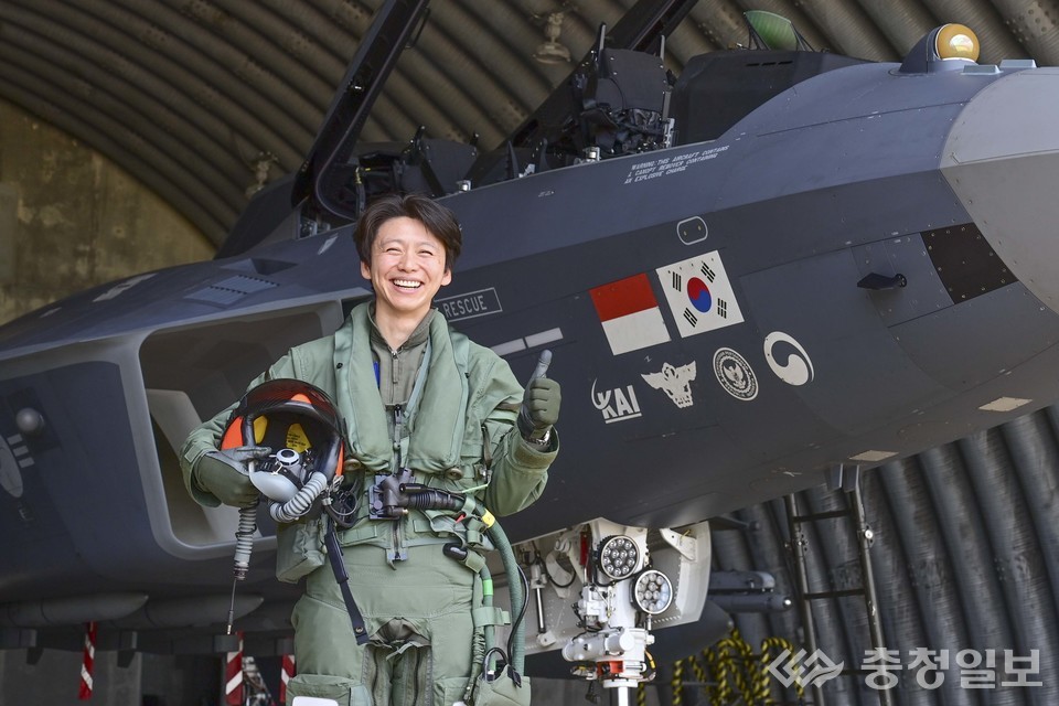 ▲ 정다정 소령이 9월 4일(수) 오전, 공군 서산기지에서 KF-21 시험비행조종사로서 첫 평가임무에 나섰다. 정 소령은 지난 8월 23일(금) 여군 최초로 KF-21 개발시험비행 자격을 획득했다