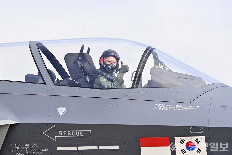 ▲ 정다정 소령이 9월 4일(수) 오전, 공군 서산기지에서 KF-21 시험비행조종사로서 첫 평가임무에 나섰다. 사진은  KF-21 전투기에 탑승한 정 소령이 임무에 나서며 정비사들에게 엄지를 치켜올리는 모습