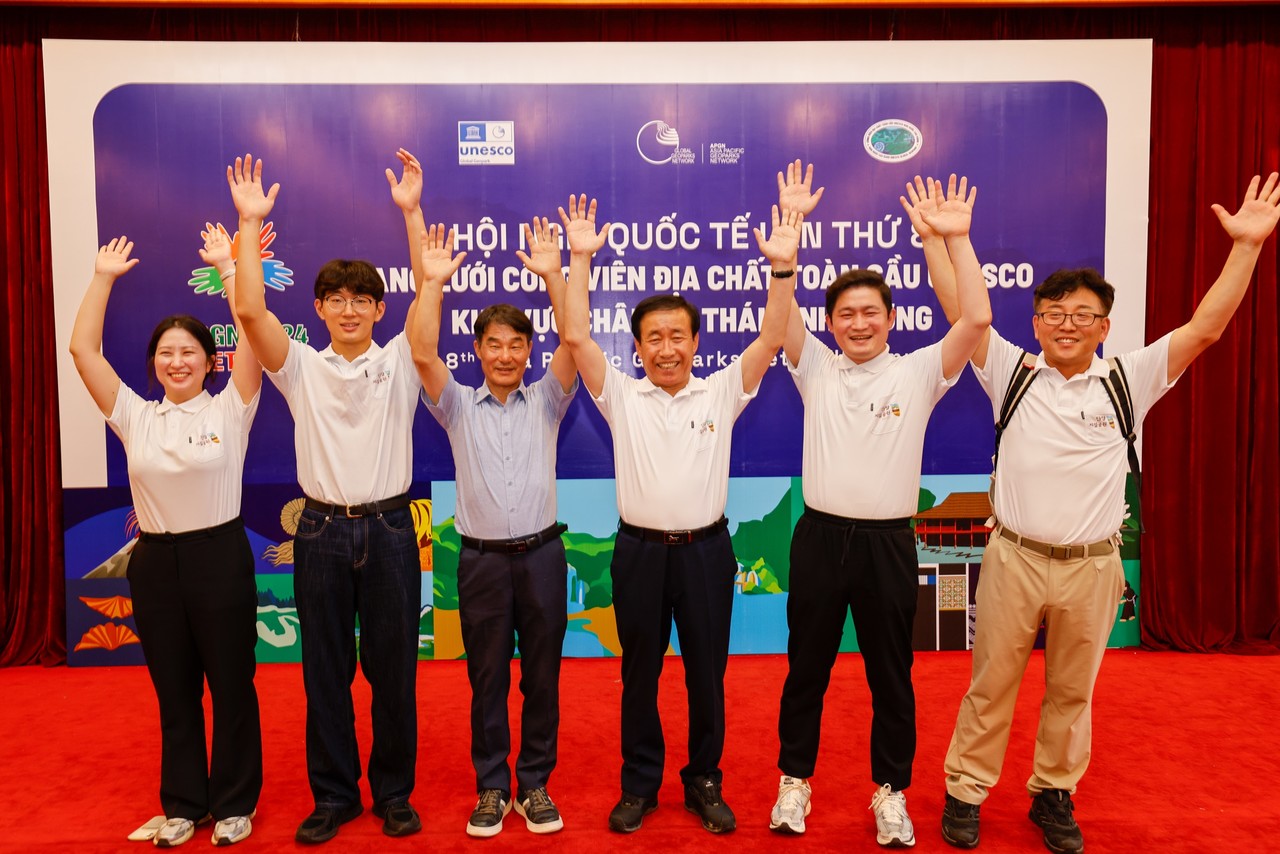 ▲ 8일 김문근 군수 등이 베트남 현지에서 유네스코 세계지질공원 이사회에서 1차 관문 통과를 기뻐하고 있다. 사진=단양군제공