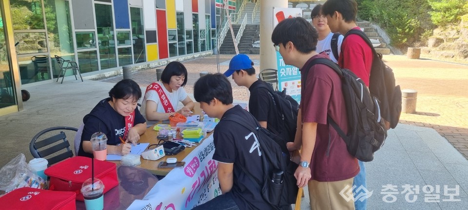 ▲ 영동군이 유원대학교 내 ‘레드 서클존’ 부스를 설치하고 청년층을 대상으로 혈압, 혈당, 콜레스테롤 수치 등을 측정하며 캠페인을 진행했다.
