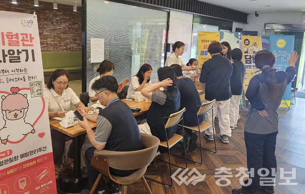 ▲ 충북 진천군이 지난 지난 12일 진천읍 행정복지센터 앞 광장에서 운영한 ‘찾아가는 레드서클 존’ 모습.