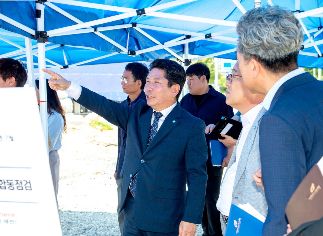 ▲ 김창규 제천시장(가운데)이 최근 남부지역 생활체육공원 공사현장을 방문해 현황을 보고 받고 있다. 사진=제천시제공