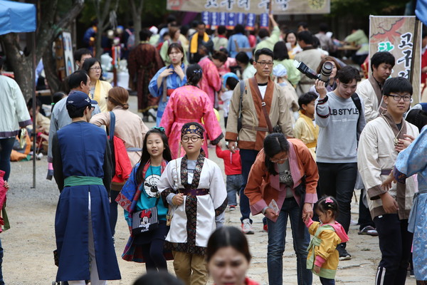 ▲ 단양온달문화축제장을 찾은 방문객들이 고구려 복식을 하고 축제를 즐기고 있다. 사진=독자제공