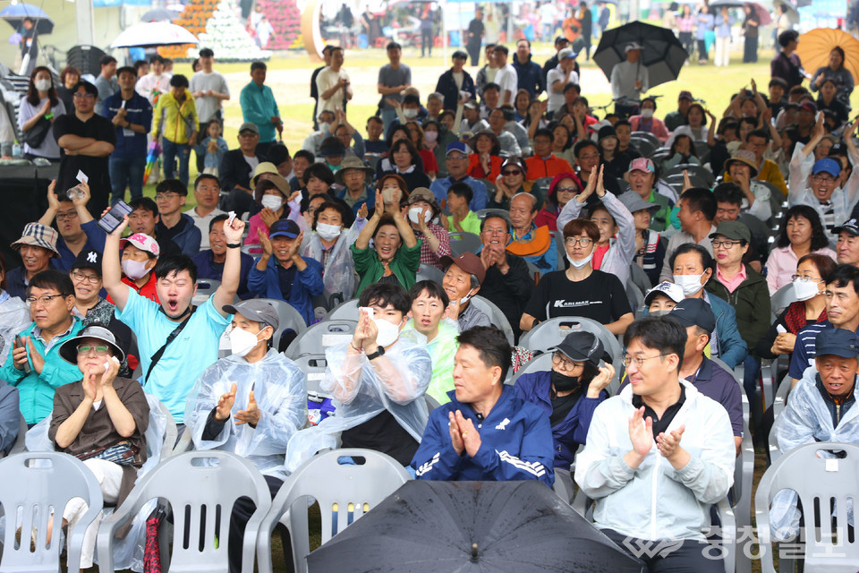▲ ​충청일보가 주관한 '2024 생거진천 사랑 군민 걷기 한마당'이 6일 충북 진천군 진천읍 백곡천 일원에서 개최된다. 사진은 지난 해 행사 모습.​