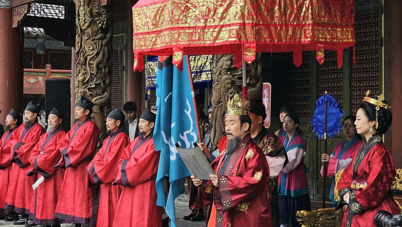 ▲ 개막식에서 평원왕  역을 맡은 김문근 단양군수(오른쪽 두 번째)가 온달장군에게 진군 명령을 내리고 있다. 사진=독자제공