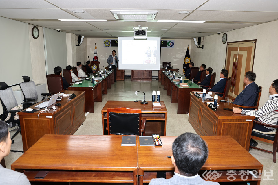 ▲ 영동군의회 의원들과 사무과 직원들이 부패방지와 고위직 맞춤 폭력예방 교육을 받고 있다.