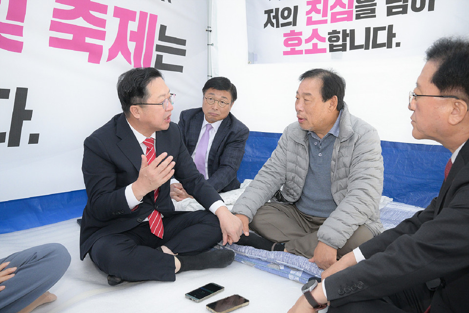 ▲ 이장우 대전시장(왼쪽)이 10일 오전 최민호 세종시장의 단식농성장을 찾아 대화하고 있다.