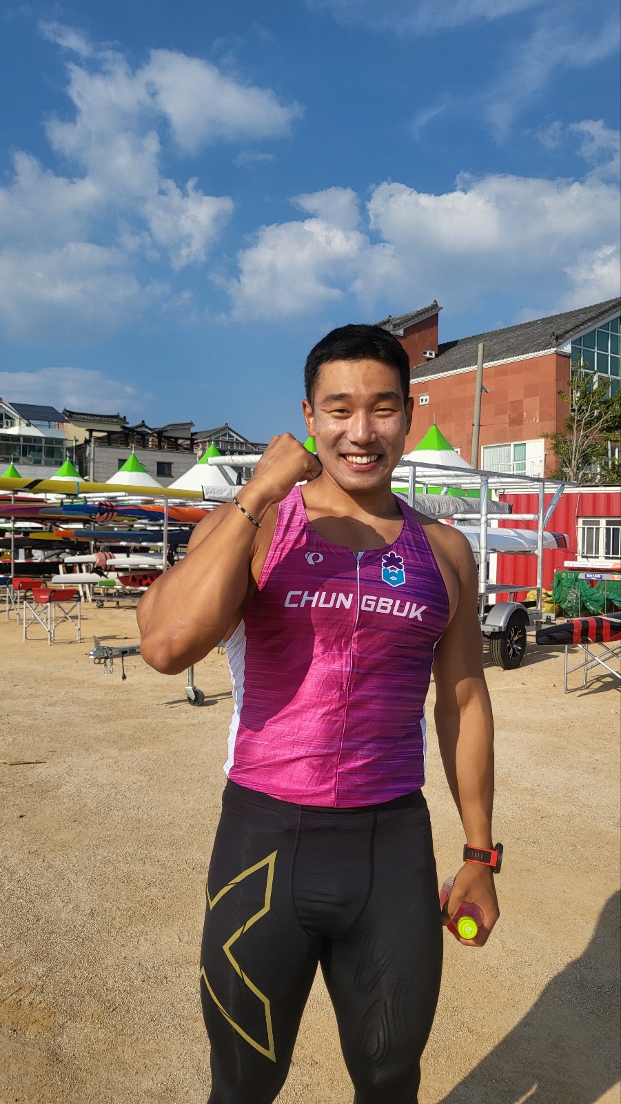 카누 남자 일반부 신성우(30·충북도청)가 105회 전국체육대회에서 값진 금메달을 목에 걸었다. 