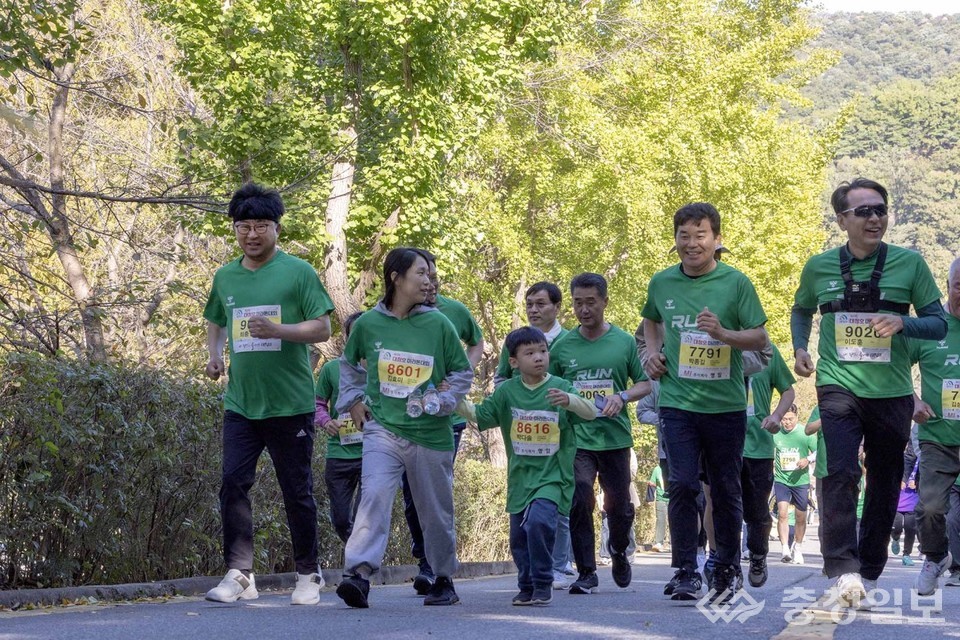 ▲ 사진 맨 좌측 최충규 대덕구청장이 건강코스에 참가해 레이스를 펼치고 있다