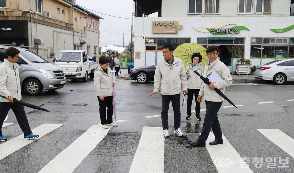 ▲ 충북 진천군의회 이재명 의장 등 의원들이 교통시설 현지조사 특별위원회 활동을 벌이는 모습.