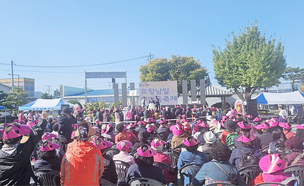 ▲ 남일면 ‘효향남일 한마음축제’가 지난 26일 남일면 행정복지센터 광장에서 지역주민 700여 명이 참석한 가운데 줌바 공연과 각종 초청 공연 등 다양하게 진행됐다.