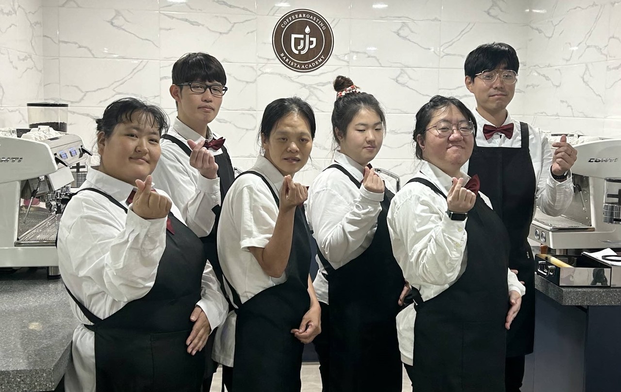 ▲ 단양장애인복지관 교육생 6명이 바리스타 1급 자격증에 합격한 후 기념촬영을 하고 있다. 사진=단양군제공