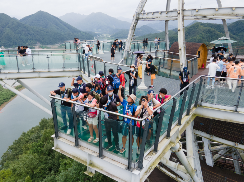 ▲ 단양 만천하스카이워크를 찾은 관광객 모습. 사진=단양군제공
