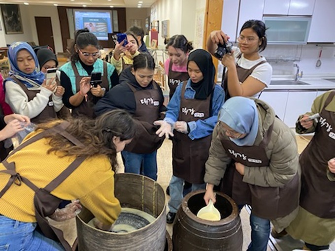 ▲ 단양을 찾은 외국인 관광객들이 대강양조장에서 막걸리 만들기 체험을 하고 있다. 사진=대강양조장제공