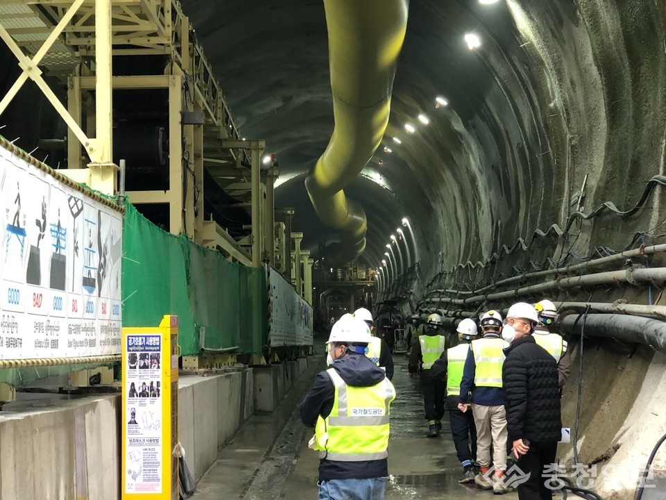 ▲ 5일(화) 춘천~속초 철도건설 7공구 현장에서 강원본부 안전품질부가 외부전문가와 합동으로 터널시공 합동점검을 시행하고 있다