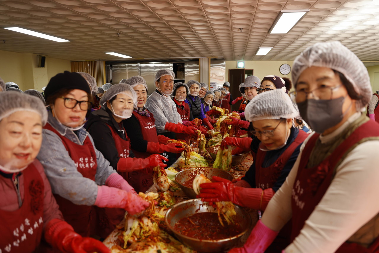 ▲ 단양군여성단체협의회원들과 김문근 군수가 이웃에게 전달할 김장김치를 담그고 있다. 사진=단양군제공