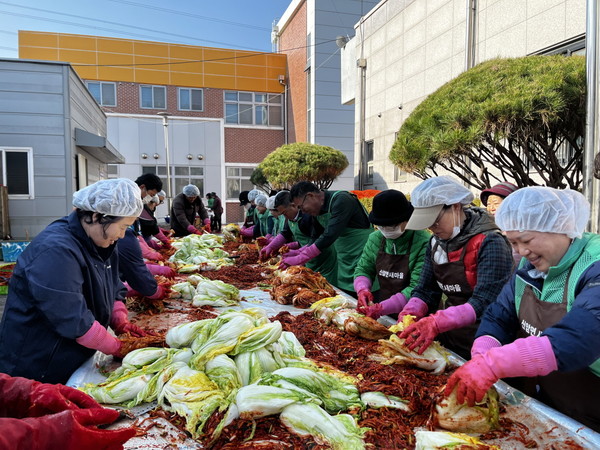 ▲ 신암면 사랑의 김장 나눔 행사