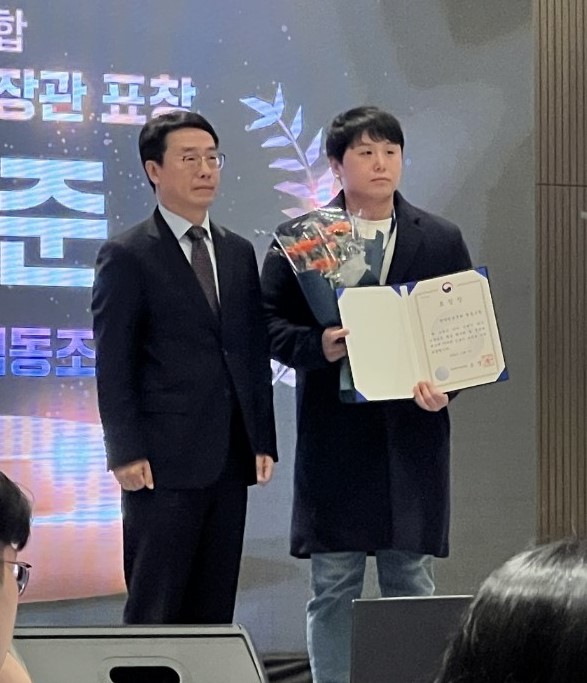 ▲ 단양 이승준 대표(오른쪽)가 최근 전주에서 열린 ‘2024년 소상공인협동조합 컨퍼런스’에서 중소벤처기업부 장관상을 받고 있다. 사진=단양군제공