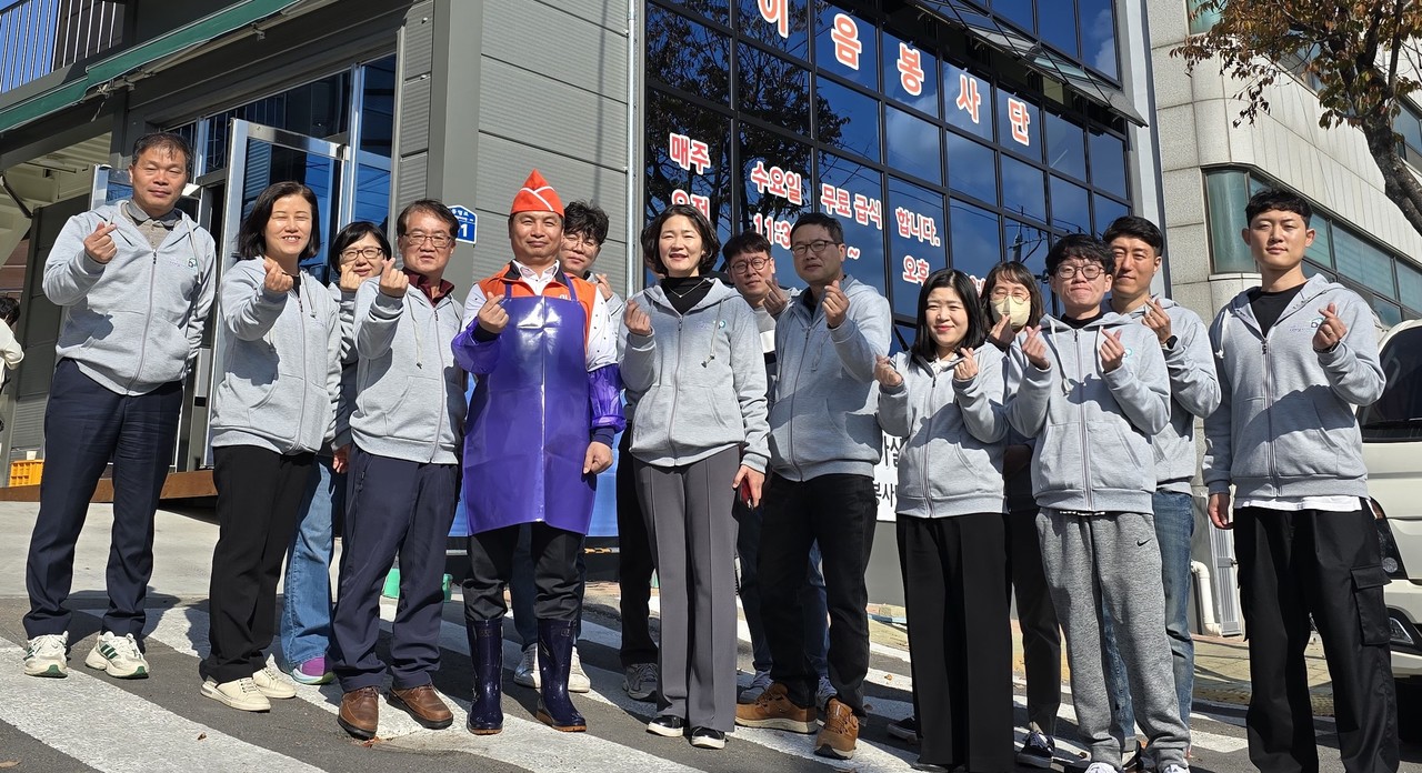 ▲ 13일 2025년 제천국제한방천연물엑스포조직위가 제천 무료급식소 ‘이음 나눔 밥상’에서 급식 봉사활동을 마치고 사진촬영을 하고 있다. 사진=제천엑스포조직위제공