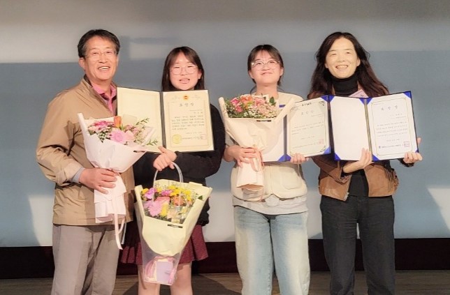 ▲ 2024 충북도 청소년지도자대회에서 수상한 안소율(왼쪽 두번째부터), 정하윤 학생, 장현순 청소년지도자. 사진=단양군제공