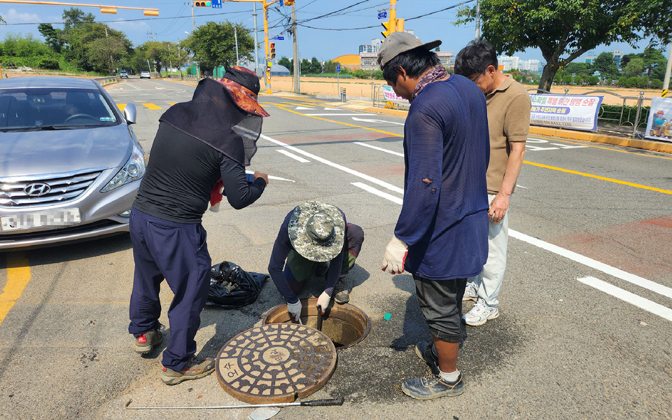 ▲ 10~11월 진행된 불량맨홀 전수조사 모습