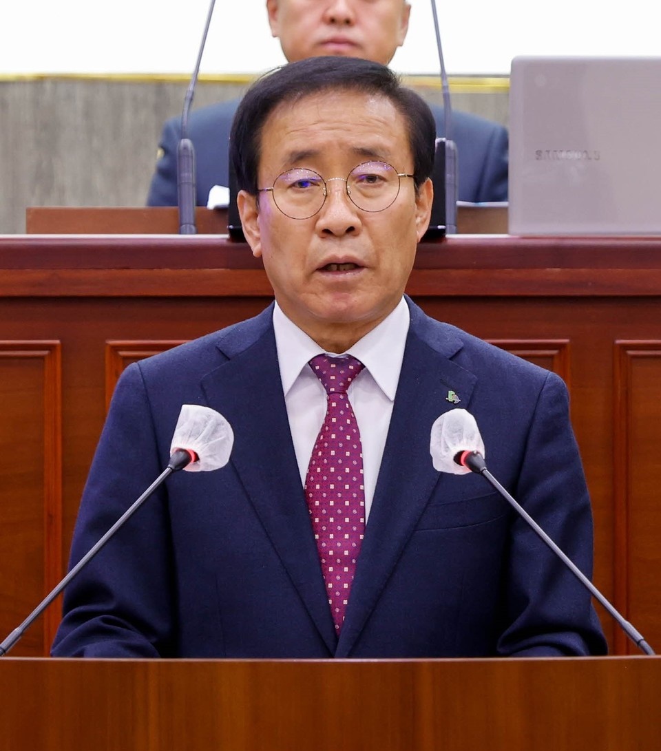 ▲ 김문근 단양군수가 지난 22일 제332회 단양군의회 정례회에 참석해 내년도 시정연설을 하고 있다. 사진=단양군제공