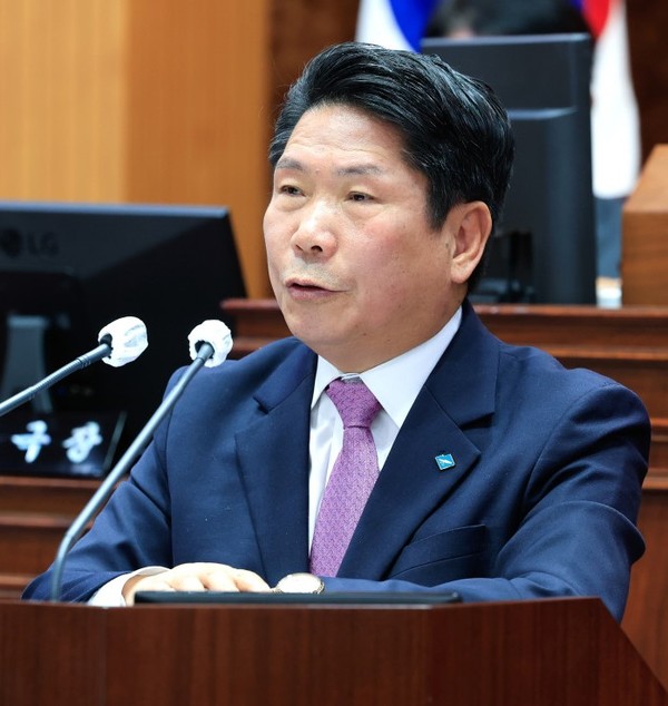 ▲ 김창규 제천시장이 지난 22일 제천시의회 제342회 정례회에 참석해 내년도 시정연설을 하고 있다. 사진=제천시제공