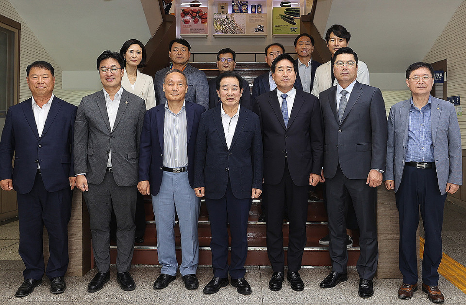 송기섭 진천군수와 박노준 우석대 총장 등이 지난 7월 충북 진천군청에서 간담회를 갖 고 기념촬영하고 있다.