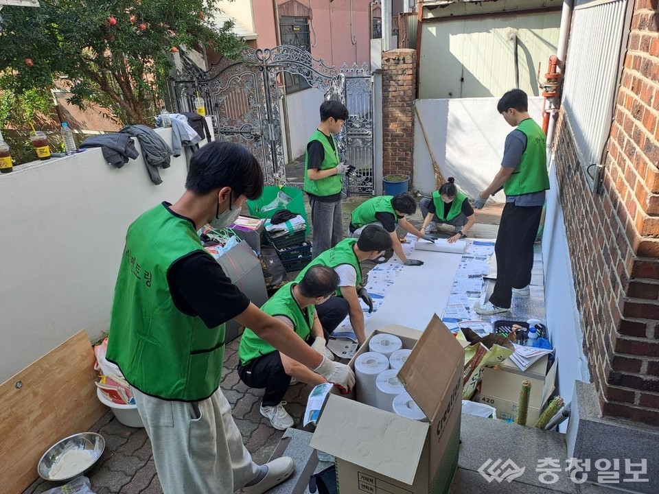 ▲ 충남대학교 학생봉사단과 함께 중증 발달장애인 1인 가구 주거환경 개선 사업 진행