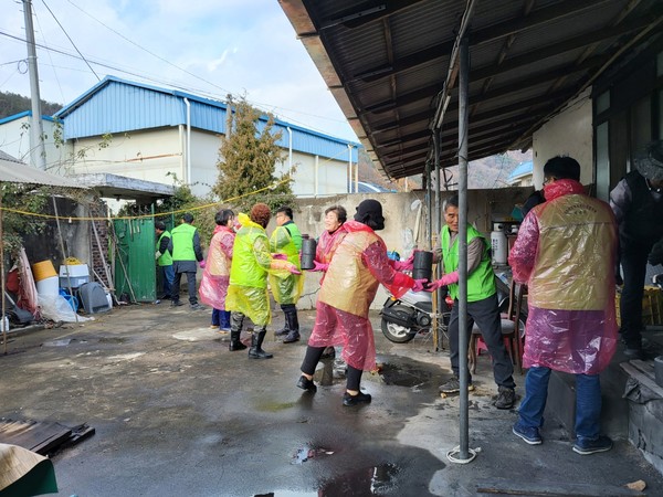 ▲ 대술면 지역사회보장협의체 연탄봉사