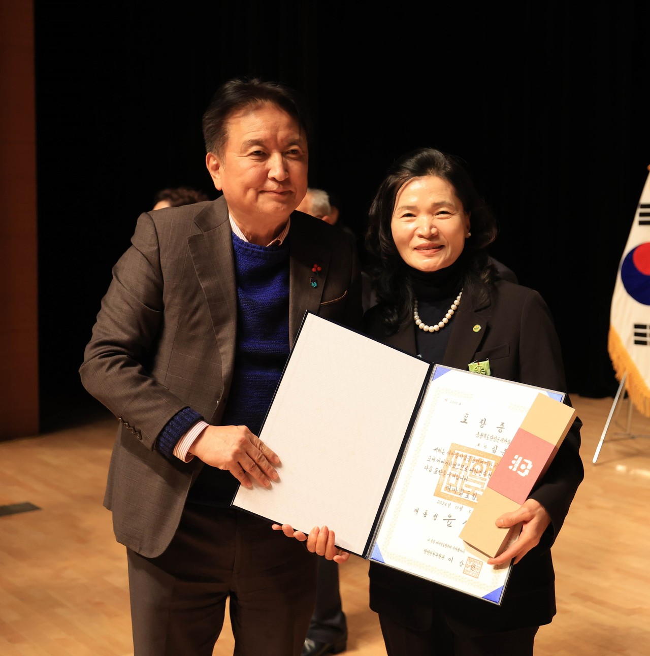 ▲ 심종진 단양군새마을부녀회장(오른쪽)이 김영환 충북지사로부터 새마을포장을 받고 기념촬영을 하고 있다. 사진=단양군제공