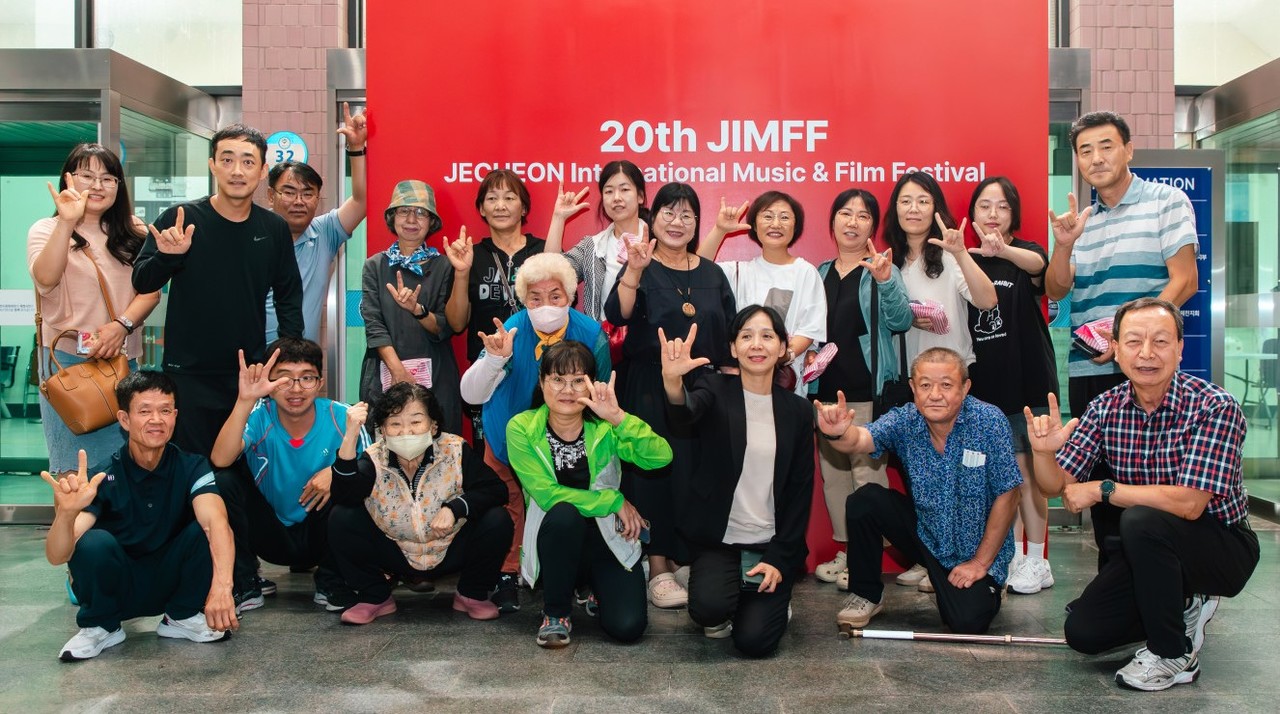 ▲ 찾아가는 영화관 사업에 참여한 참가자들. 사진=제천시제공