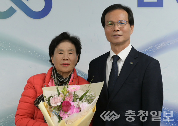 ▲ 조병옥 음성군수(오른쪽)가 일손이음지원 유공자인 조화자 생극면자원봉사자치회 회원에게 표창패를 수여한 후 기념촬영을 하고 있다.