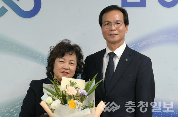 ▲ 진숙자 소이면새마을부녀회 회장이 일손이음지원 사업 단체부문 수상을 하고 있다.