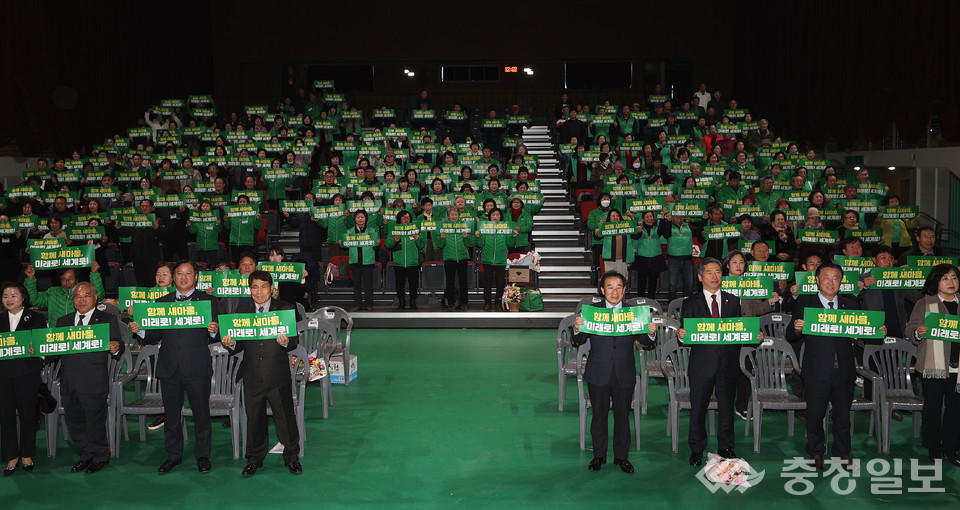▲ 송기섭 진천군수와 이재명 군의장, 새마을가족 등이 11일 충북 진천군 화랑관에서 개최된 새마을지도자 한마음 대회에서 퍼포먼스를 하고 있다.