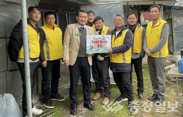 ▲ 국제로타리 3740지구 무극로타리클럽은 재가장애인 가정에서 주거환경개선사업을 실시했다.