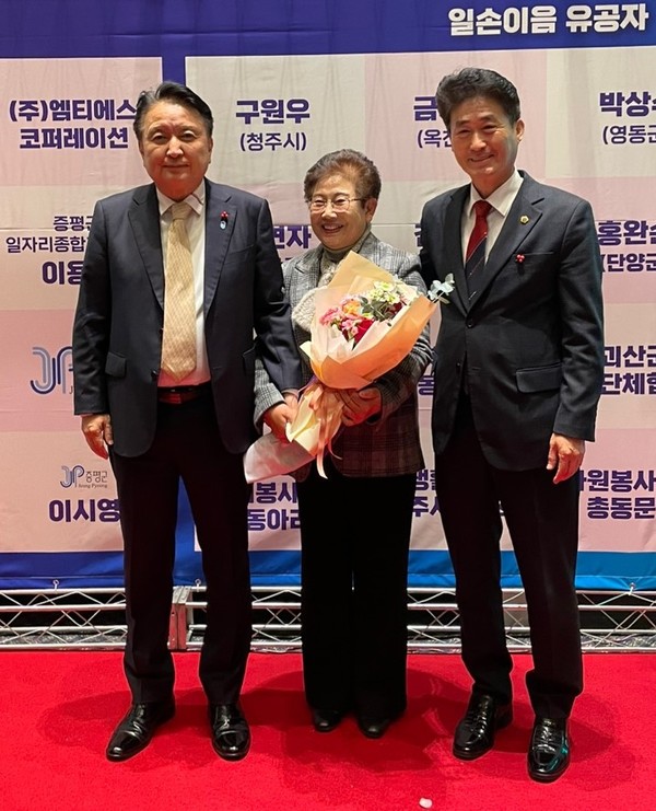 ▲ 홍완순 단양 대강면새마을부녀회장(가운데)이 충북도 일손이음 지원사업 유공자로 선정돼 표창을 받고 김영환 충북지사(왼쪽)와 기념촬영을 하고 있다. 사진=단양군제공