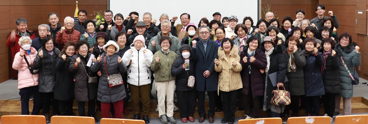 ▲ 단양군 마음이음사업 성과 발표회를 마친 6개 마을 참가자들이 단체사진을 촬영하고 있다. 사진=단양군제공