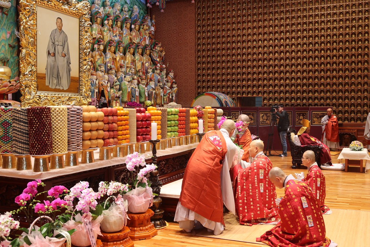 ▲ 28일 대한불교 천태종 본산 단양 구인사 광명전에서 봉행된 ‘상월원각대조사 탄신 113주년 기념대법회’에서 덕수 총무원장 스님이 헌향하고 있다. 사진=구인사제공