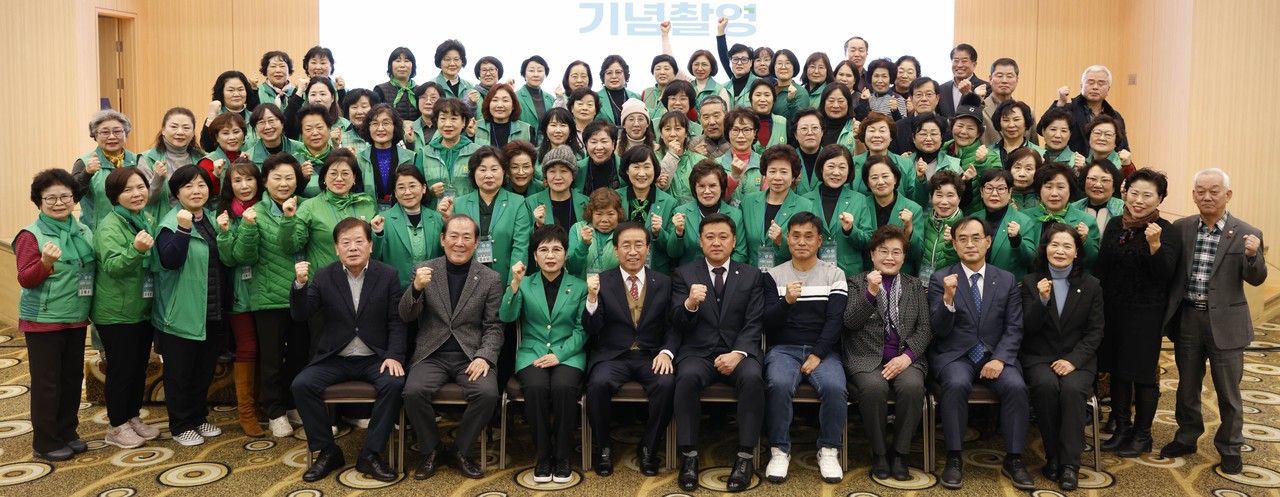 ▲ 서울시새마을부녀회와 단양군 등 단양지역 7개 기관·단체가 도농 상생발전 업무협약을 갖고 기념촬영을 하고 있다. 사진=단양군제공