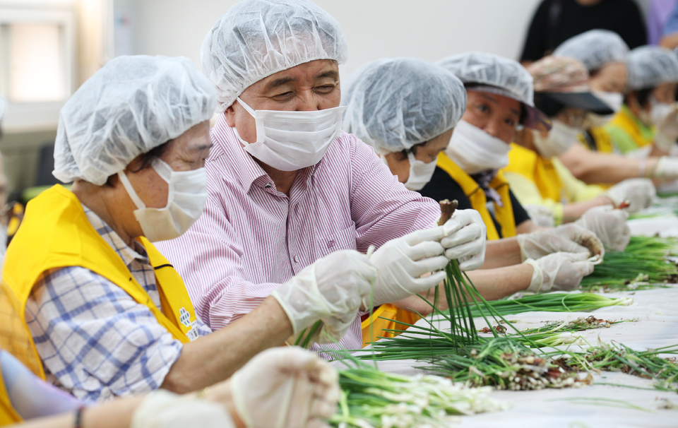 김영환 충북도지사가 일하는 밥퍼 사업장을 방문해 어르신들과 함께 작업을 하고 있다. 