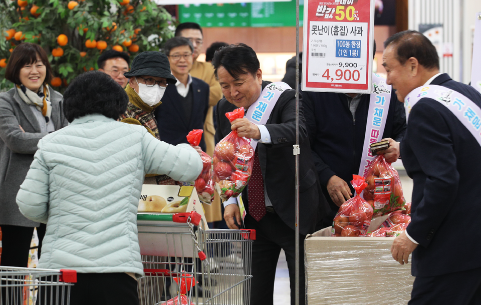 김영환 충북도지사가 지난 12월 하나로마트 청주점에서 못난이 사과 판촉행사를 하고 있다.  